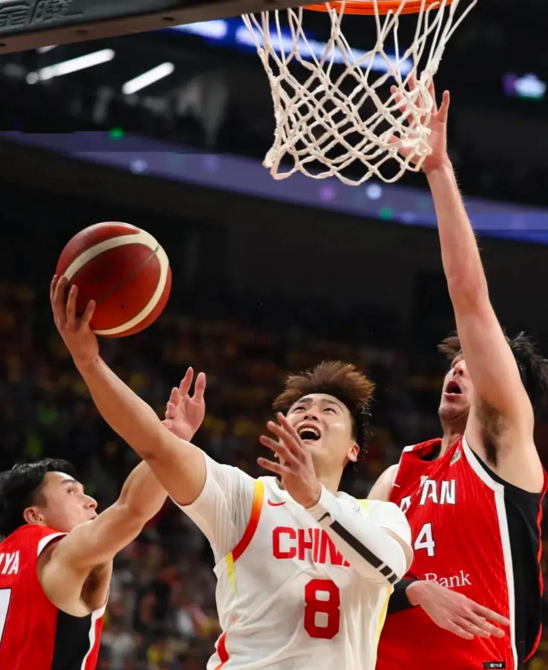 深圳男篮训练开放日,今晨绝杀压哨引欢呼,欧篮联在即,身体对抗强度拉满 深圳男篮训练开放日,今晨绝杀压哨引欢呼,欧篮联在即,身体对抗强度拉满